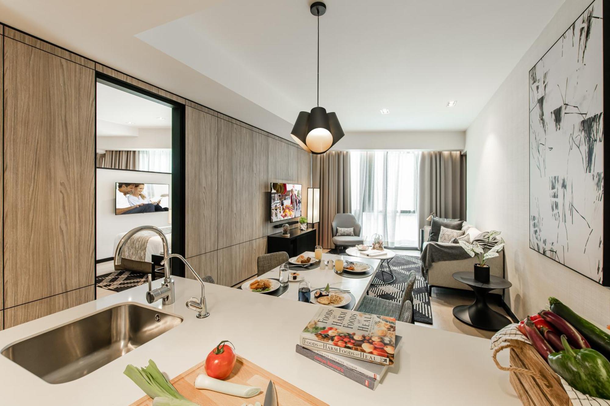 فندق Ascott Star Klcc كوالالمبور المظهر الخارجي الصورة The kitchen and living room of a typical apartment