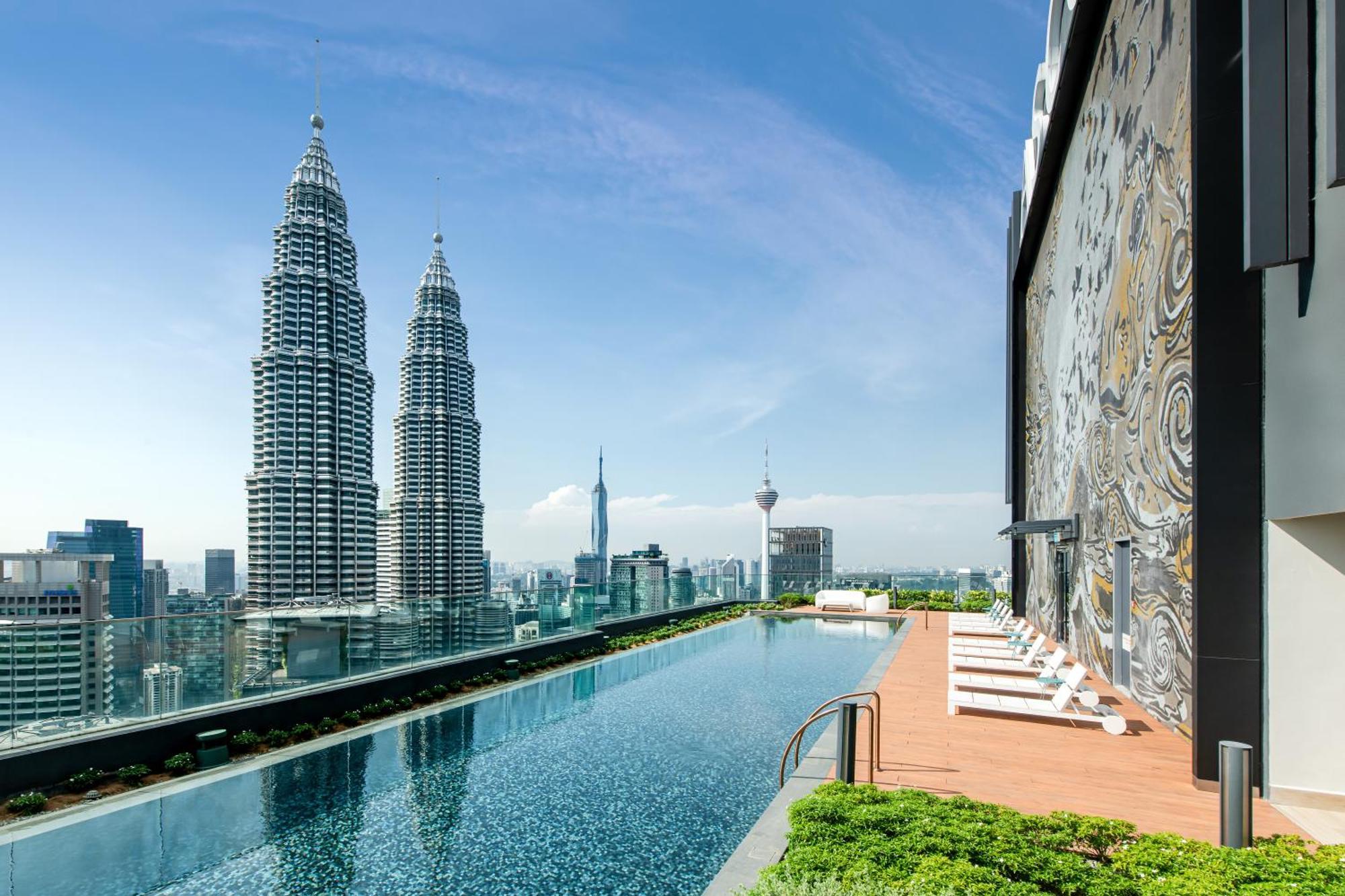 فندق Ascott Star Klcc كوالالمبور المظهر الخارجي الصورة The pool at the 50th floor of the hotel